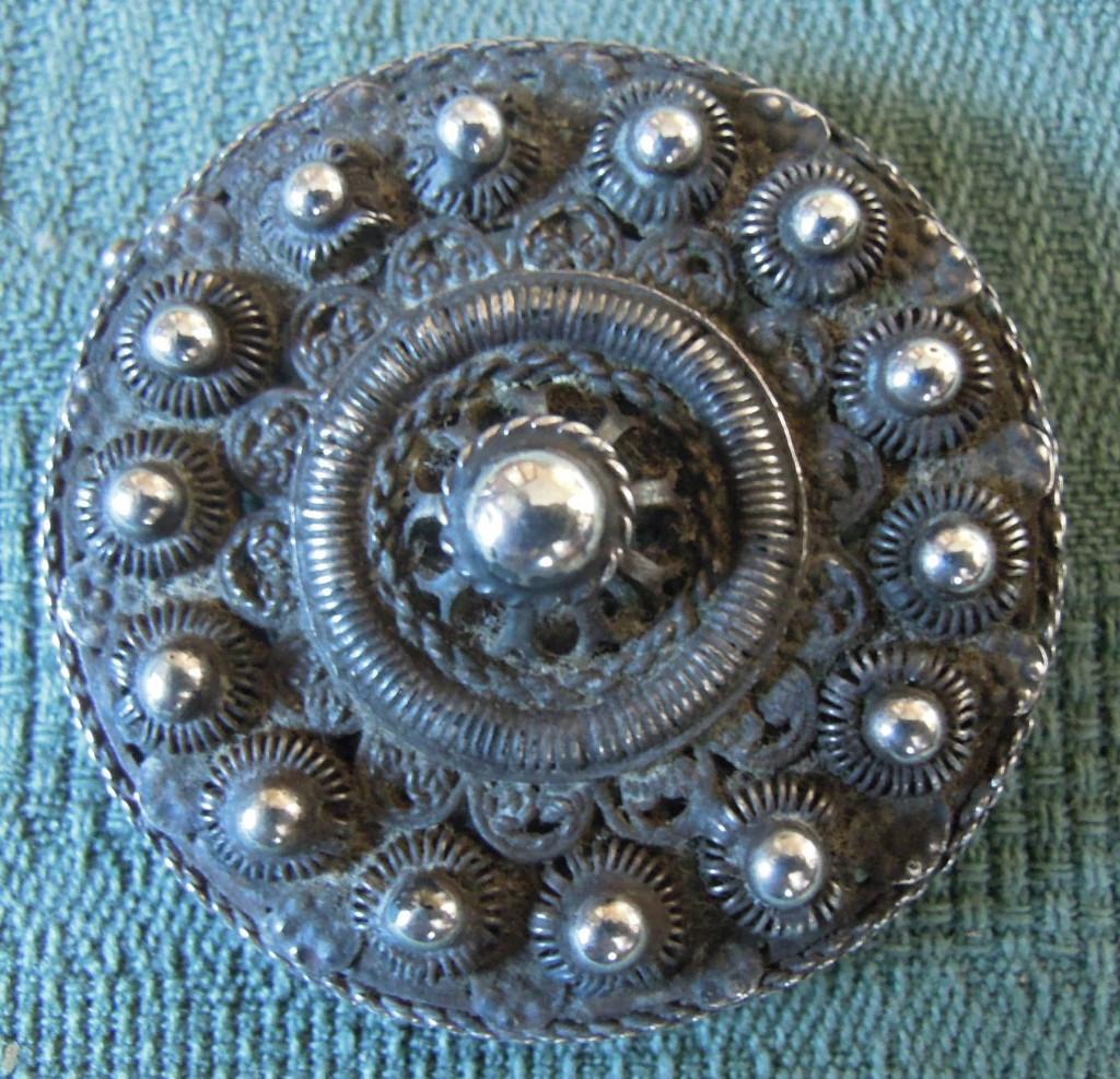 Nr H275: Zilveren Friese knopbroche, Tweedehands onbekend, Gebruikt, Minder dan 4 cm, Ophalen of Verzenden