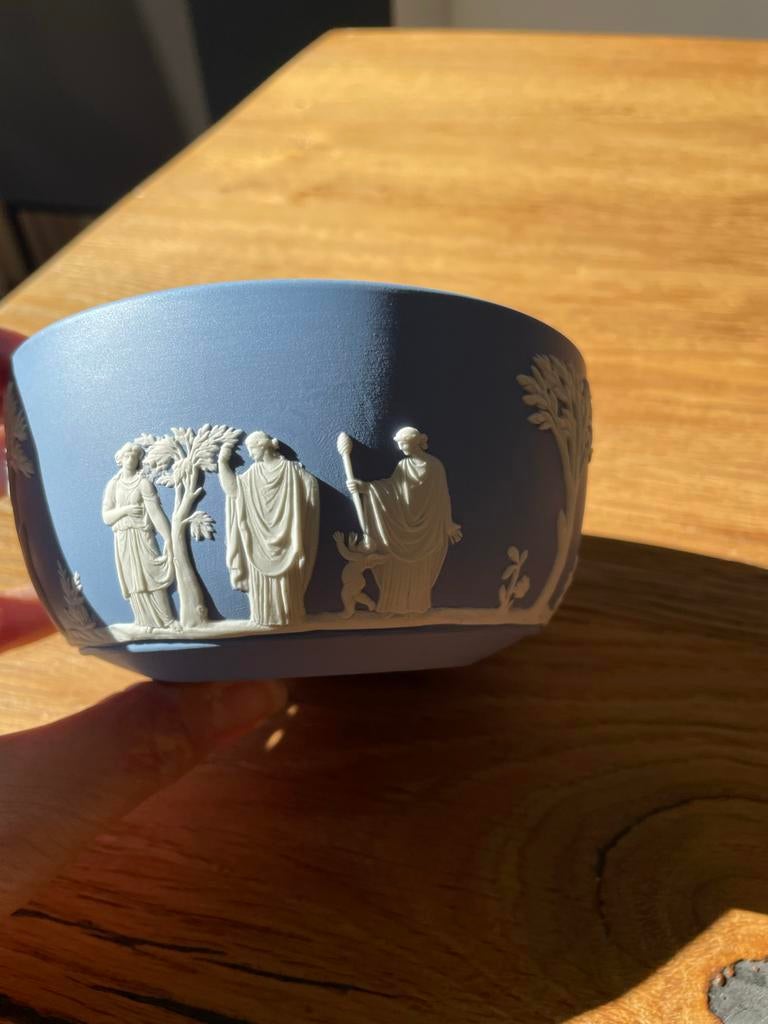 Blauwe schaal met Griekse figuren wedgwood, Ophalen of Verzenden