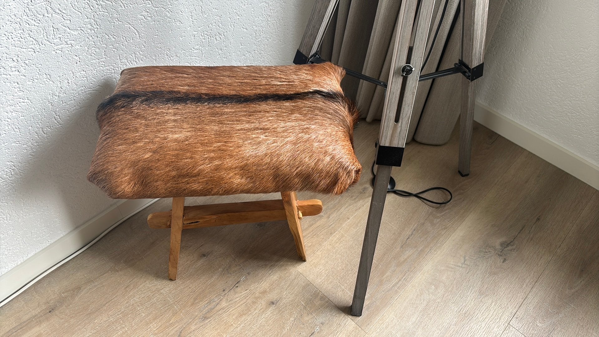 Heel mooi krukje , van teakhout en vachtje !, Ophalen, Zo goed als nieuw, Rechthoekig, Minder dan 50 cm