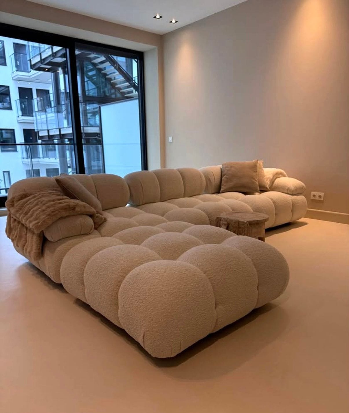 BOLDER LOFT Maven Chaise Lounge - Pearl White - Bouclé, Huis en Inrichting, Ophalen, Zo goed als nieuw, Vierpersoons of meer, Stof