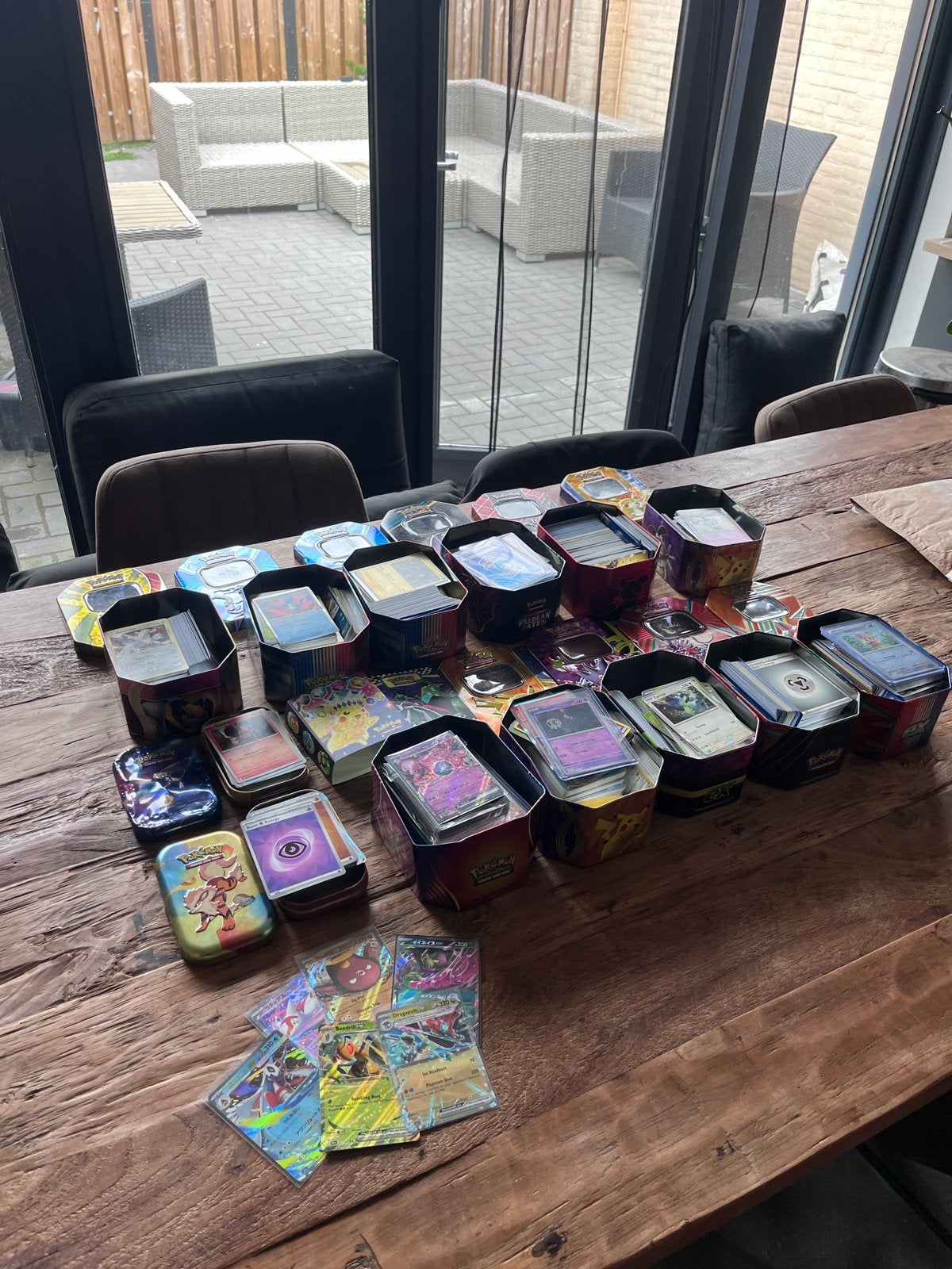 Grote collectie Pokémon kaarten in blikken, Ophalen of Verzenden, Gebruikt, Meerdere kaarten, Foil