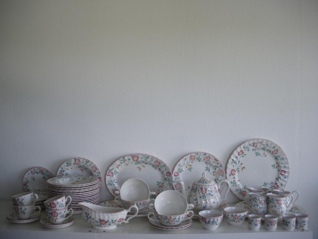 Churchill Brair Rose servies, Ophalen of Verzenden, Zo goed als nieuw, Bord(en), Wedgwood