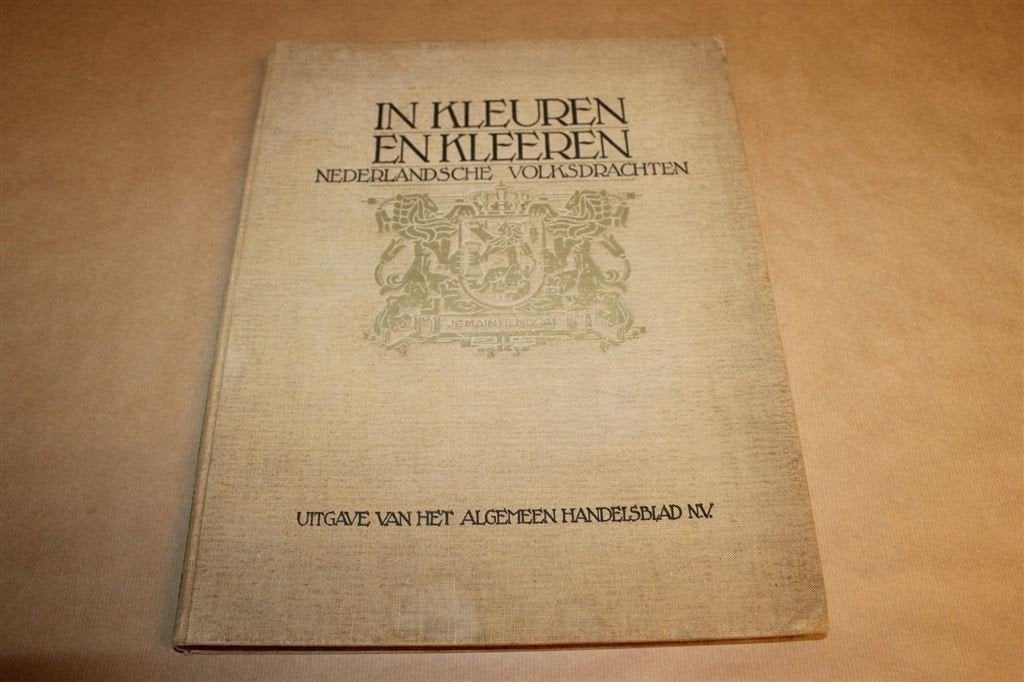In Kleuren en Kleeren — Nederlandse Klederdrachten 1931, Ophalen of Verzenden, Gelezen