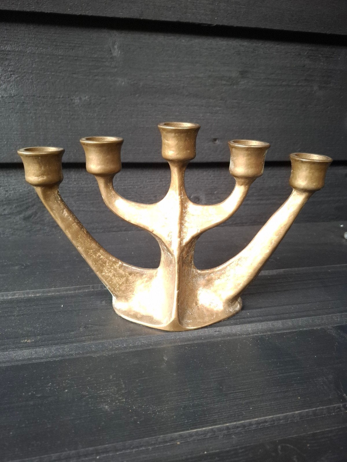 Brutalistische 5 armige bronzen kandelaar.

Gilde handwerk, Ophalen of Verzenden, Koper of Brons