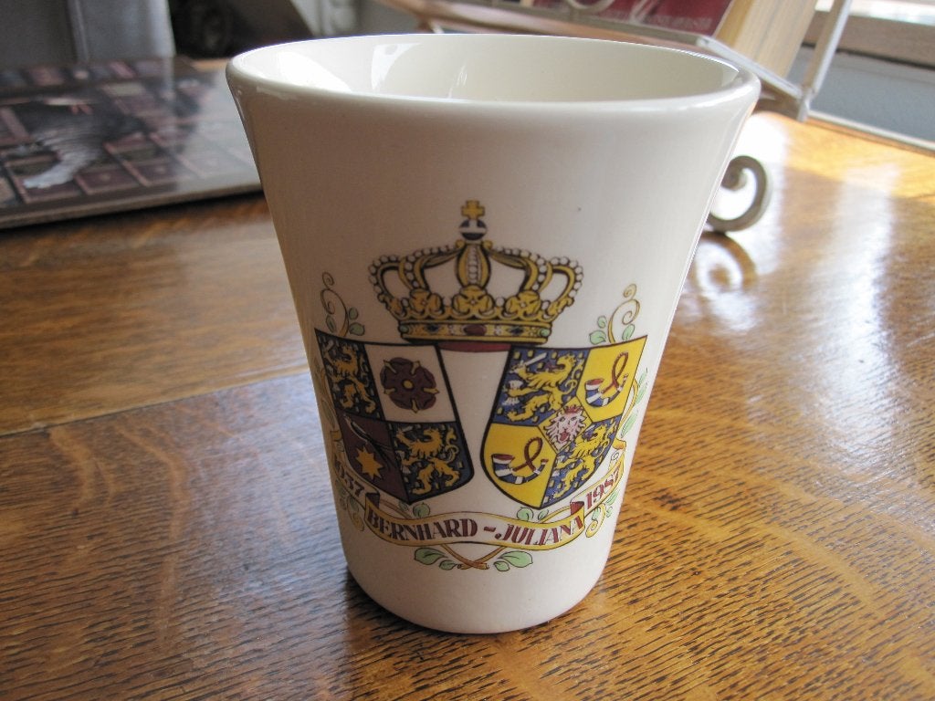 Koningshuis beker 50 jaar huwelijk Juliana/Bernhard., Verzamelen, Ophalen of Verzenden, Zo goed als nieuw, Servies