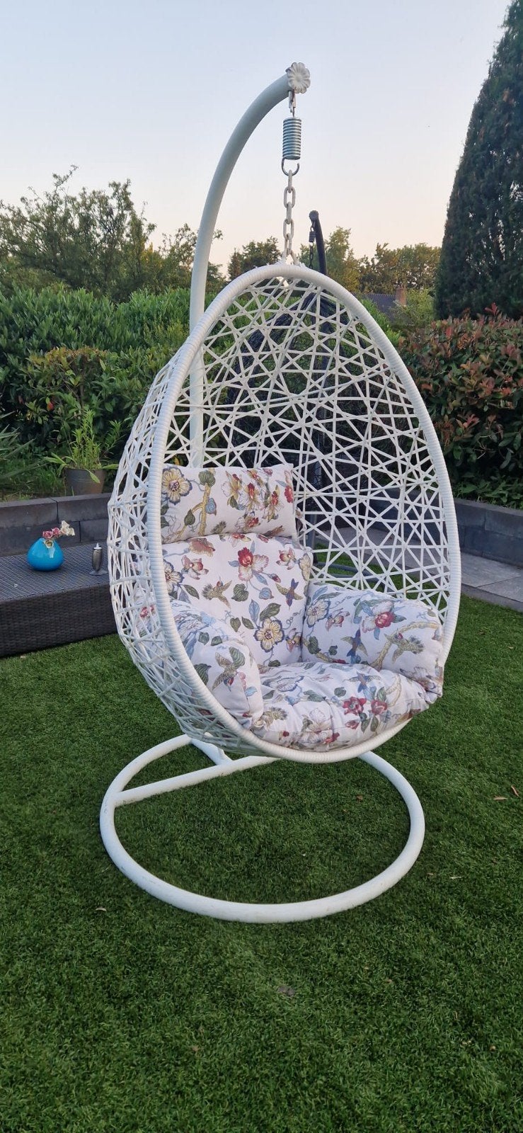 Witte hangstoel met bloemenkussen - Zo goed als nieuw, Ophalen, Zo goed als nieuw, Wicker