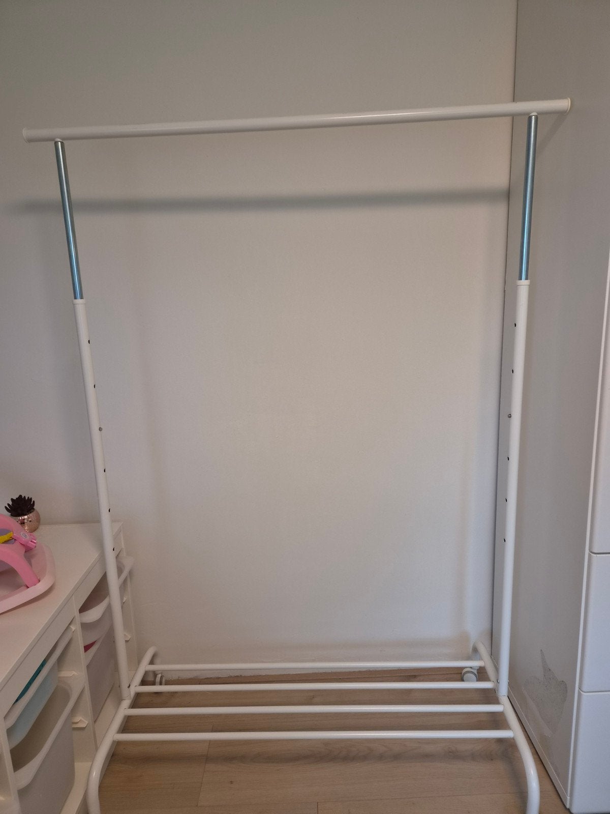 IKEA Kledingrek - Verstelbaar en met wielen, Ophalen, Met wielen, Zo goed als nieuw