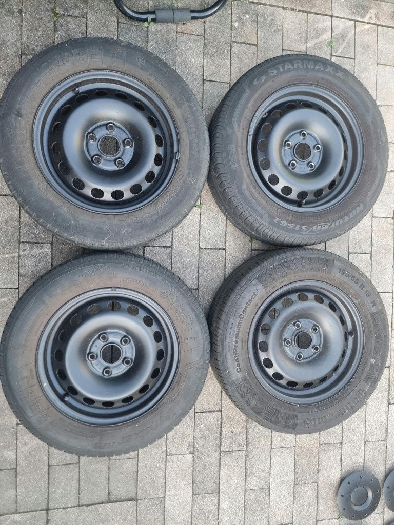 Stalen velgen 15 inch VW Caddy 5x112 met naafkapjes + banden, Auto-onderdelen, Ophalen, 15 inch, Banden en Velgen, Vw