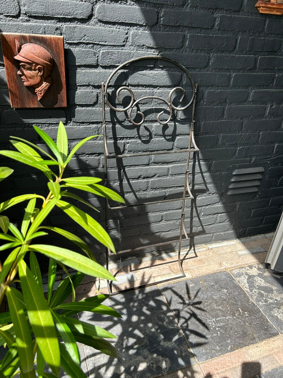 Oud metalen rekje ., Ophalen