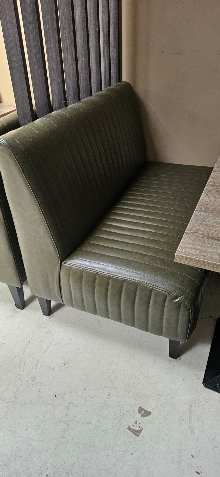 Comfortabele eetbank in olijfgroen kunstleer, Ophalen, Gebruikt, Leer, Modern, Industrieel