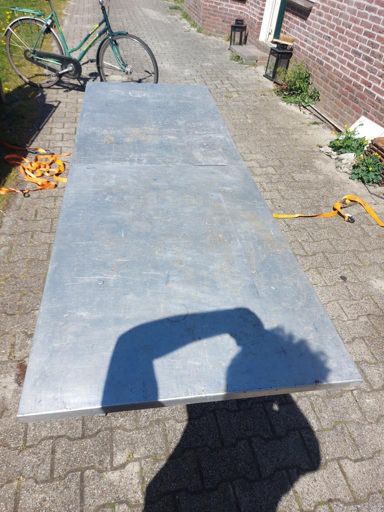 Grote opvouwbare tafel met stalen frame en aluminium blad, Huis en Inrichting, Tafels | Statafels, Gebruikt, Ophalen
