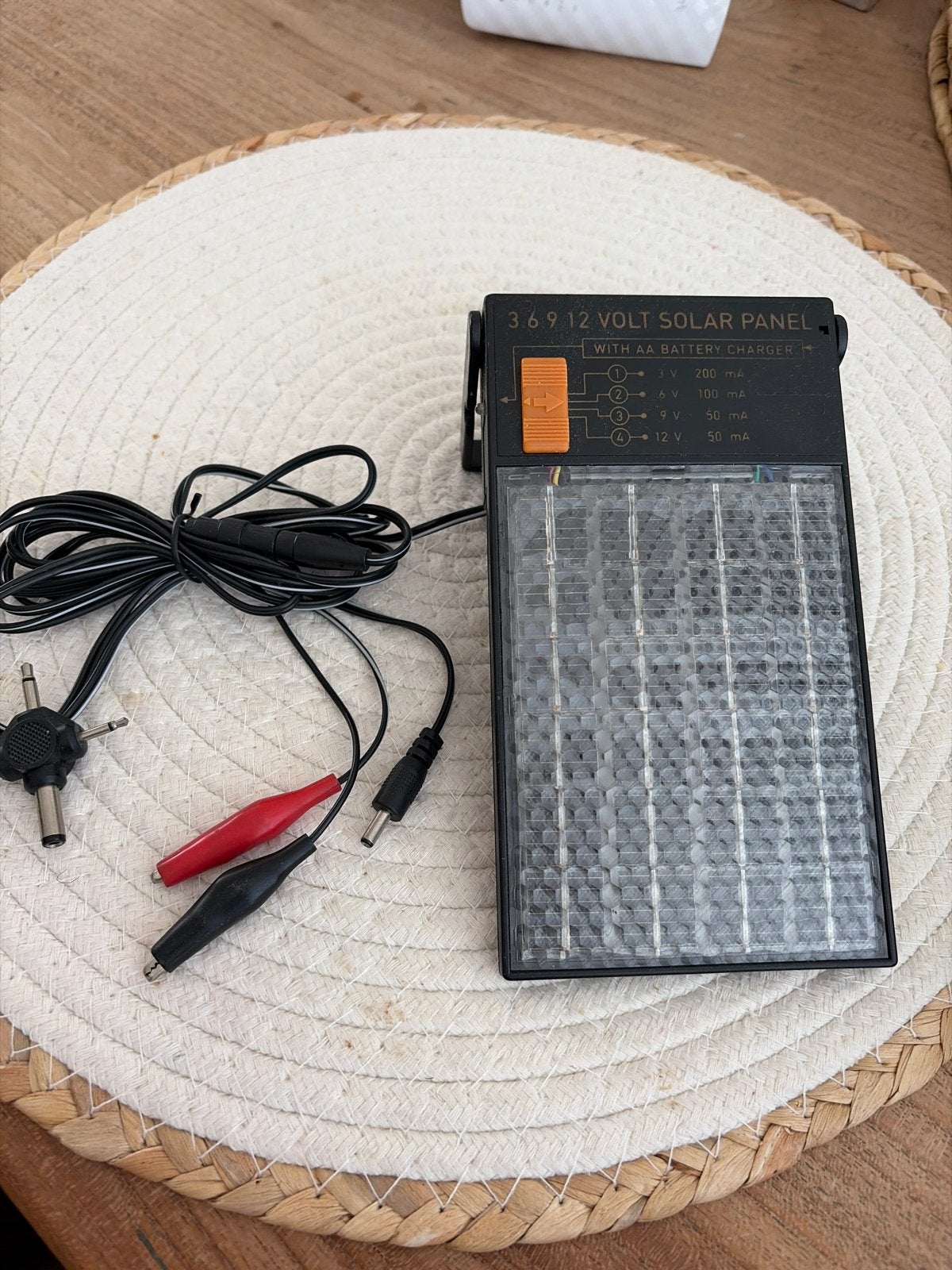 Zonnepaneel draagbaar 3- tot 12V met AA Batterijlader, Ophalen of Verzenden, Gebruikt