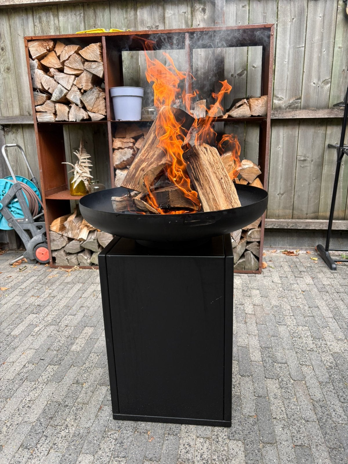 Vuurschaal op sokkel incl houtopslag, Tuin en Terras, Ophalen of Verzenden, Zo goed als nieuw