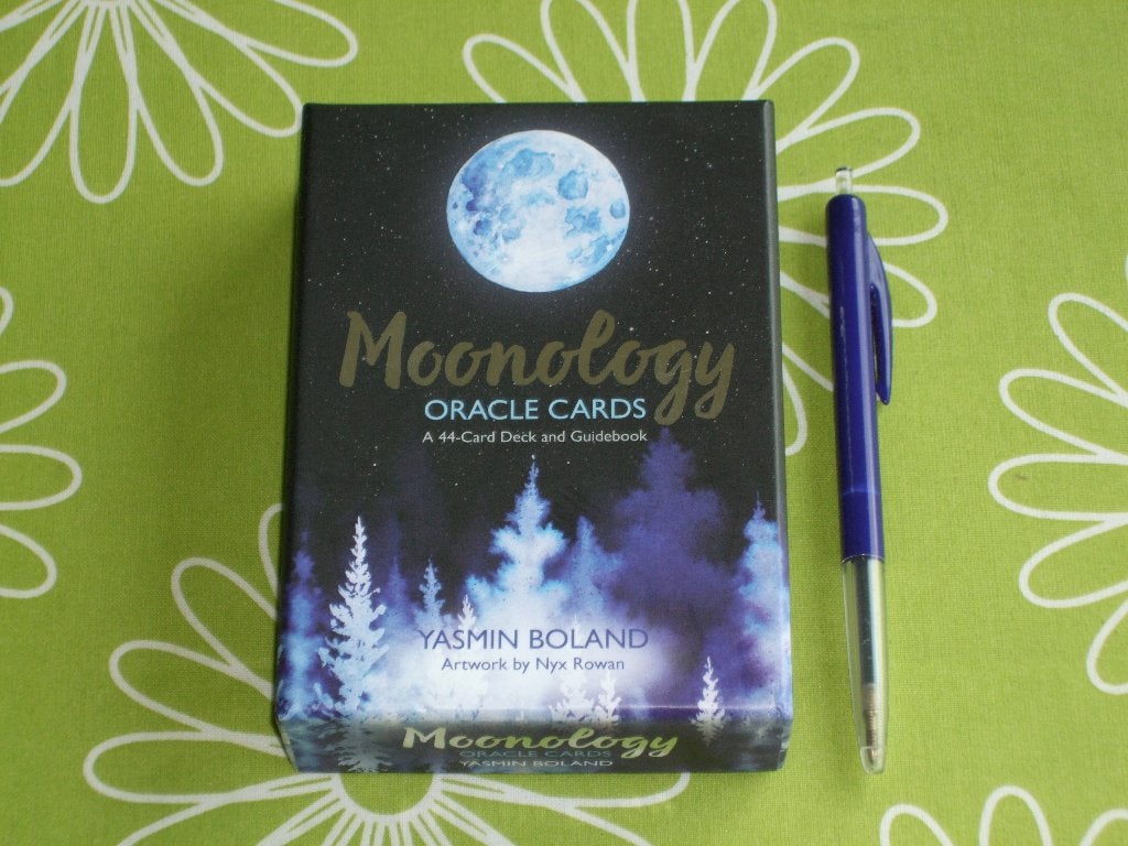 Moonology Oracle Cards a 44 Carddeck and Guidebook, Boeken, Ophalen of Verzenden, Zo goed als nieuw, Tarot of Kaarten leggen, Overige typen