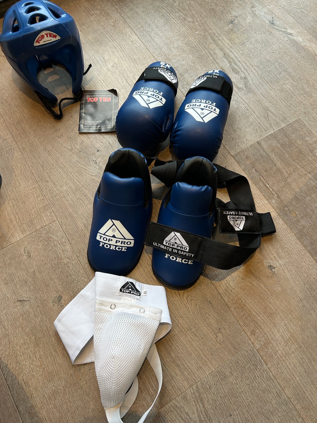 Taekwondo set: Helm, handschoenen, scheenbeschermers XS, Gebruikt, Taekwondo, Maat XS of kleiner, Vechtsportbescherming