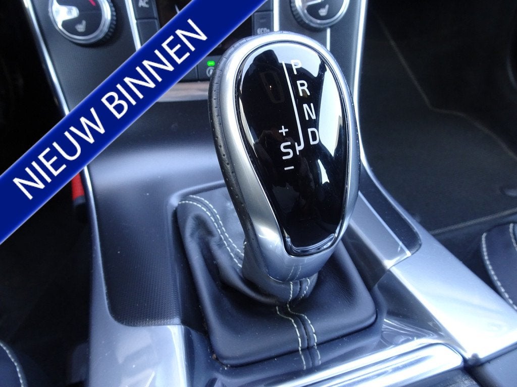 Volvo V60 Cross Country 2.0 T5 Momentum (bj 2016, automaat), Auto's, Volvo, 12 maanden, Gebruikt, 4 cilinders, Leder en Stof