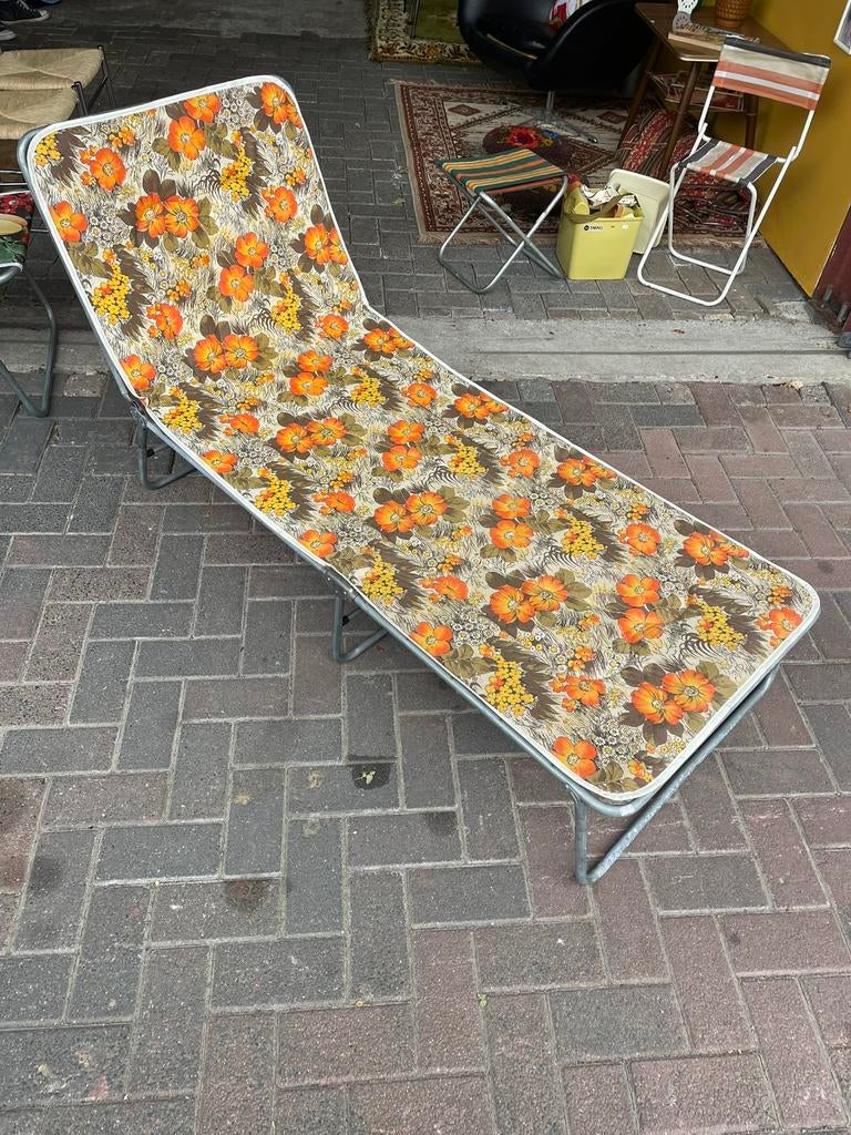 Vintage jaren 70 bloemen ligbed/ klap bed/ stretcher, Tuin en Terras, Tuinstoelen, Zo goed als nieuw, Ophalen