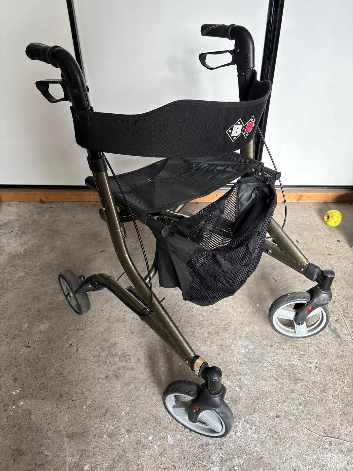 Lichtgewicht rollator B + B, Ophalen, Lichtgewicht, Zo goed als nieuw