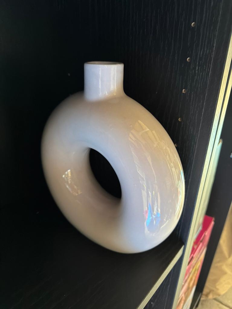 Moderne witte donut vaas - Keramiek, Huis en Inrichting, Woonaccessoires | Vazen, Wit, Aardewerk of Porselein, Ophalen of Verzenden