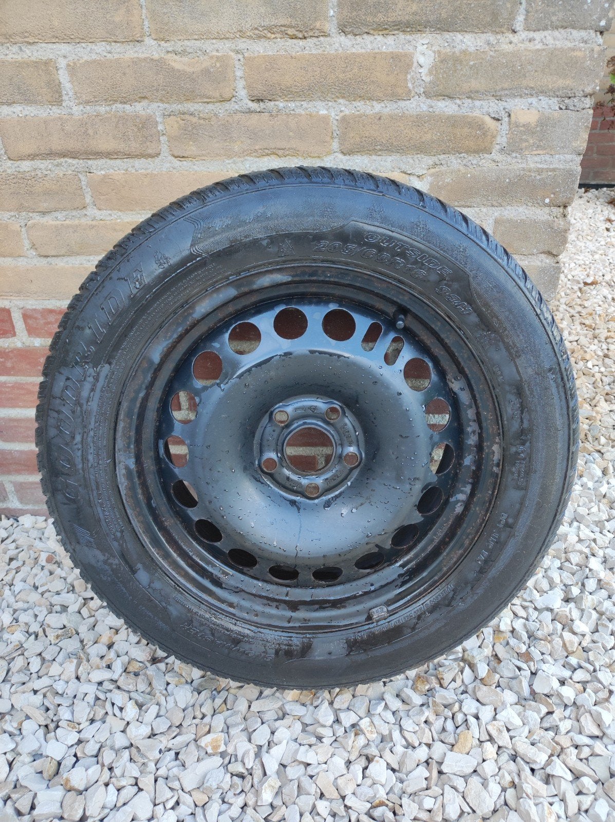 Winterbanden inclusief standaard en hoes 205/60R16

Outside, Ophalen