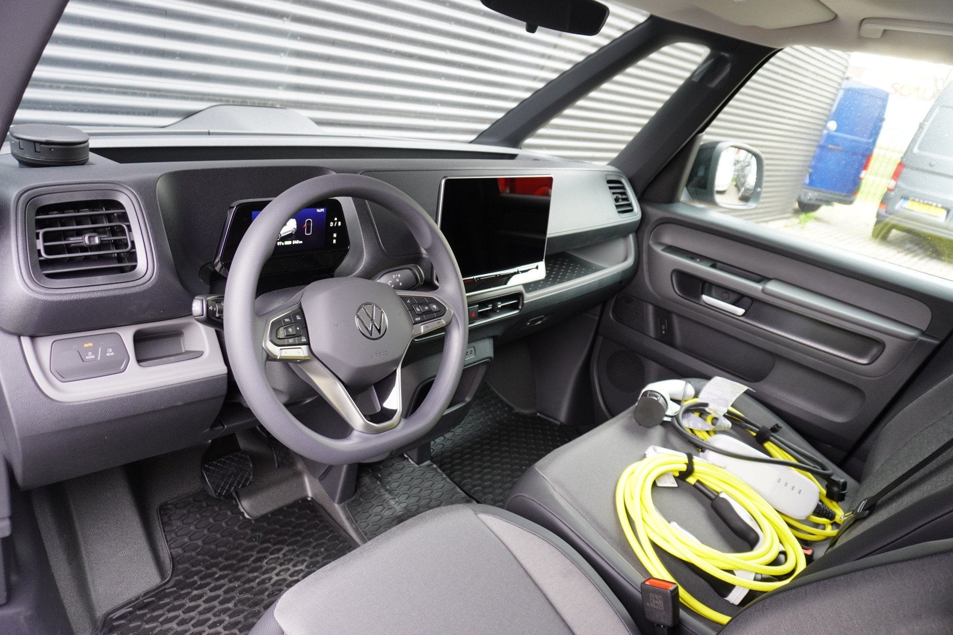 Volkswagen ID. Buzz Cargo 79kWh Accu 286 PK Achterdeuren 3-Z, Auto's, Automaat, Dealer onderhouden, Gebruikt, Zwart