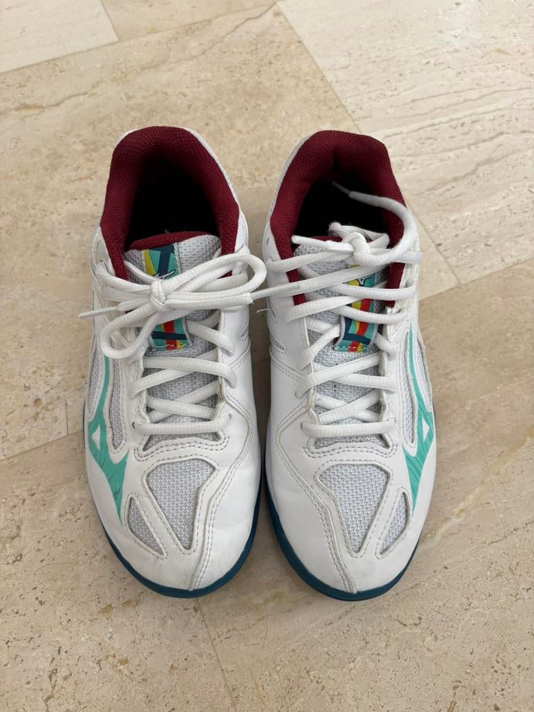 Mizuno volleybalschoenen meisjes maat 35, Sport en Fitness, Volleybal, Ophalen of Verzenden, Zo goed als nieuw, Schoenen