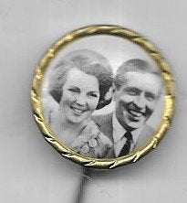 KONINKLIJK HUIS BEATRIX MET CLAUS SPELD, Verzamelen, Ophalen of Verzenden, Gebruikt, Nederland, Speld(je) of Lepel(tje)