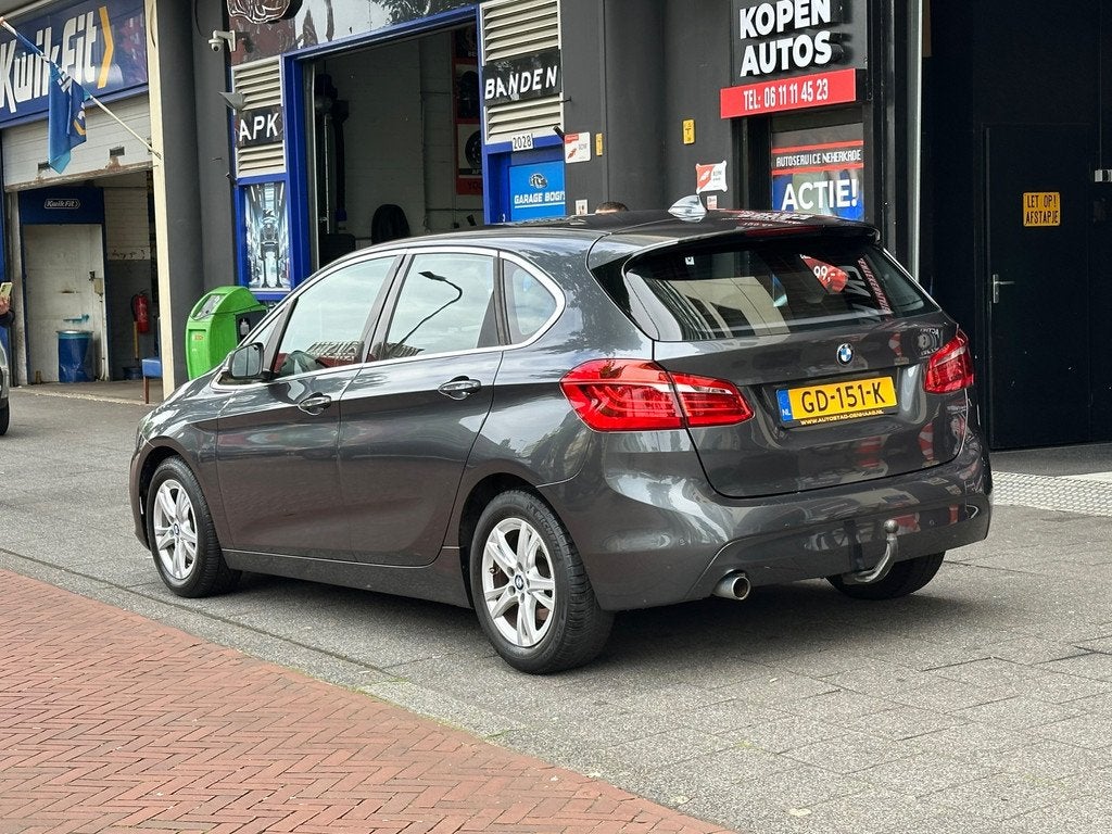 BMW 2-serie Active Tourer 218d Essential Automaat Navi, Auto's, Stof, Euro 6, 4 cilinders, 150 pk