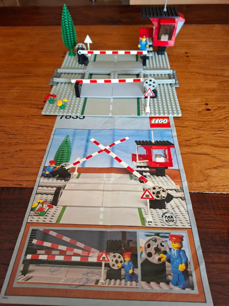 LEGO TREIN 7835 BEWAAKTE-OVERGANG COMPLEET, Lego, Ophalen of Verzenden, Zo goed als nieuw, Complete set