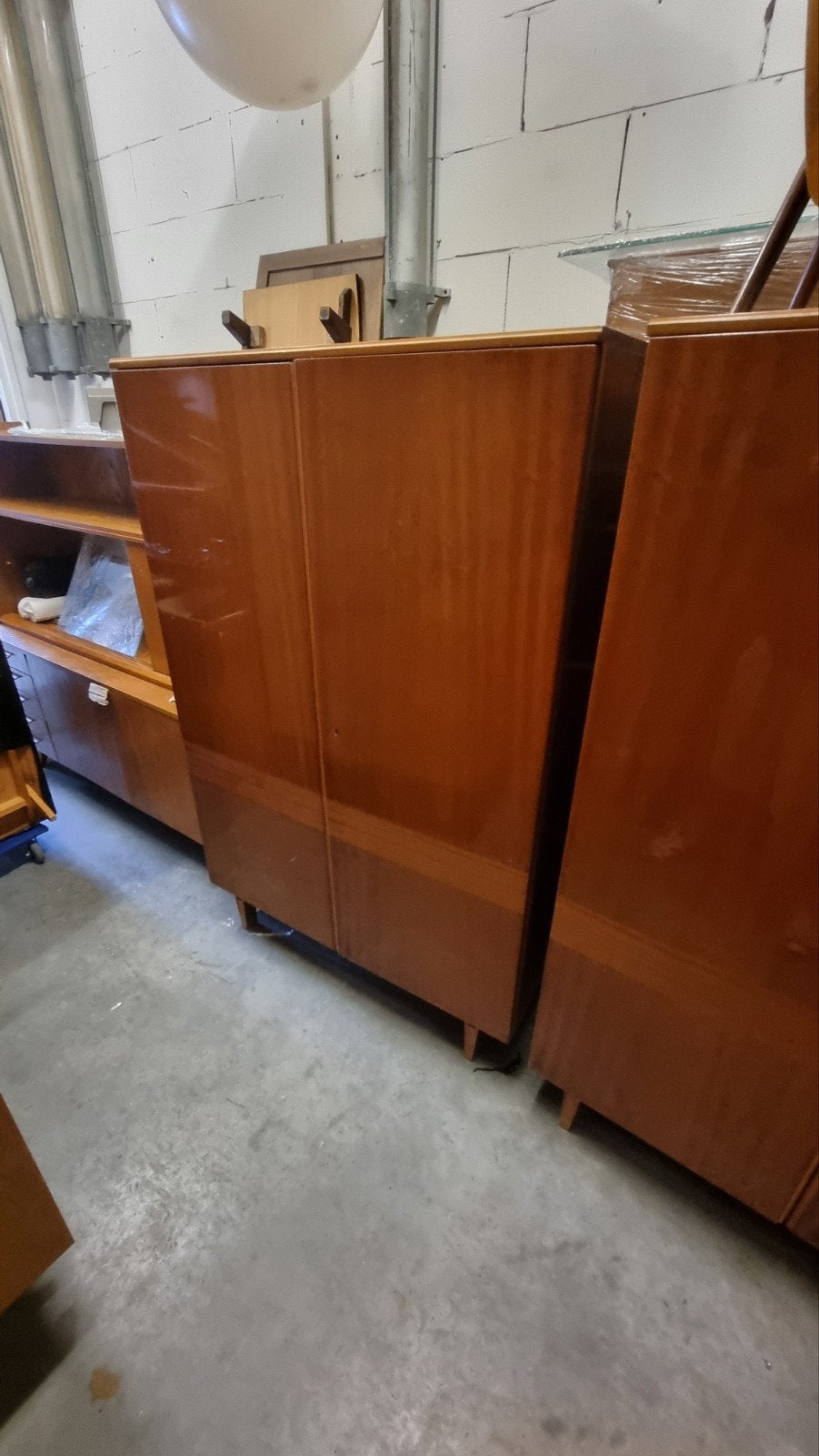 Foto 7 van vintage kledingkasten jaren 60 €425,- per stuk