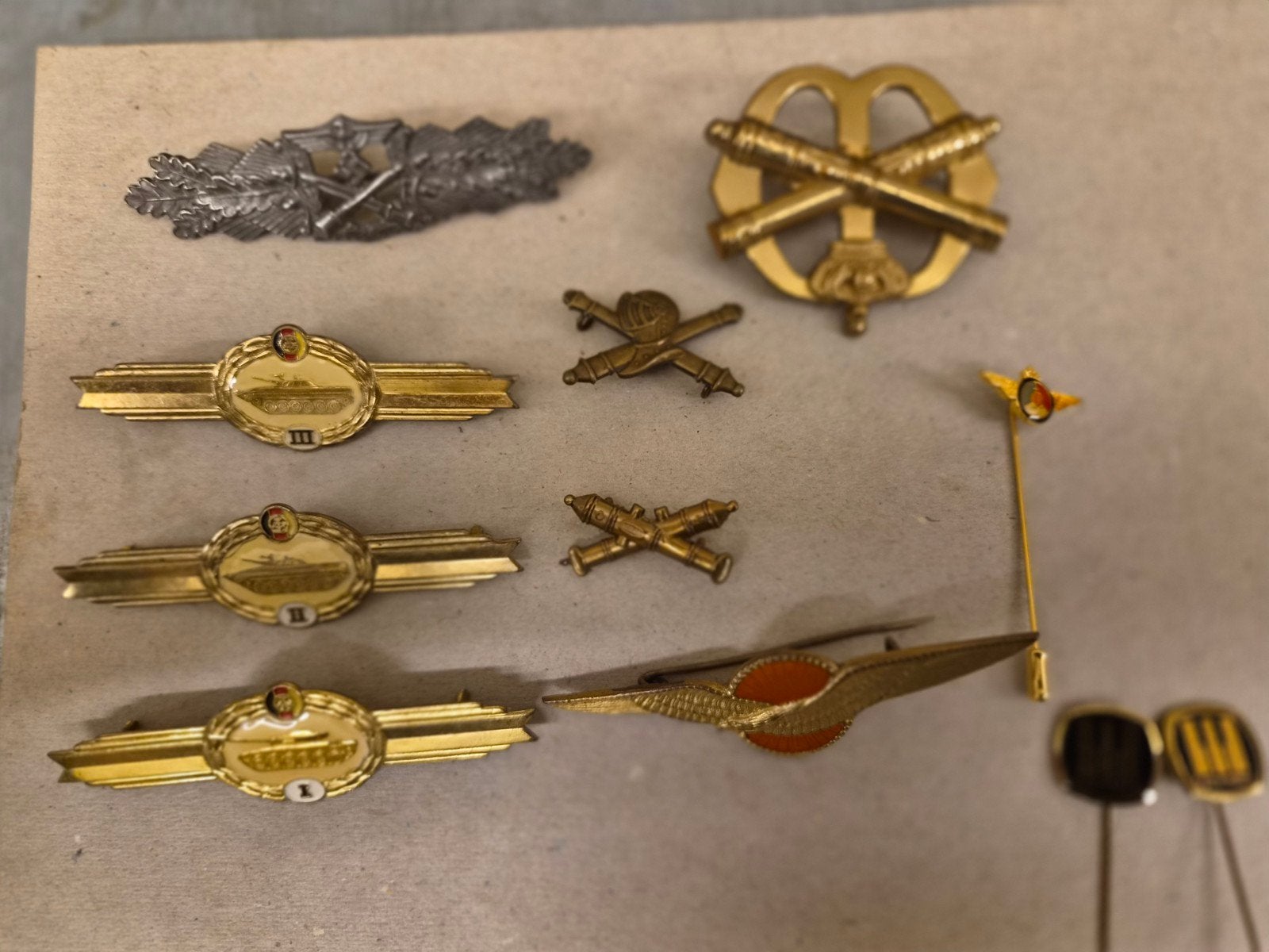 Diverse militaire insignes en speldjes - Verzameling, Ophalen, Landmacht, Overige gebieden, Embleem of Badge