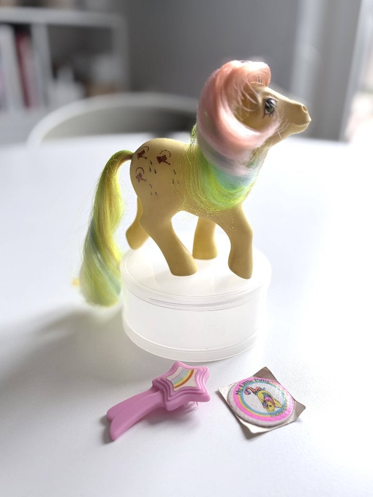 Hasbro My Little Pony Trickles 1984 met borsteltje + sticker, Kinderen en Baby's, Speelgoed | My Little Pony, Ophalen of Verzenden