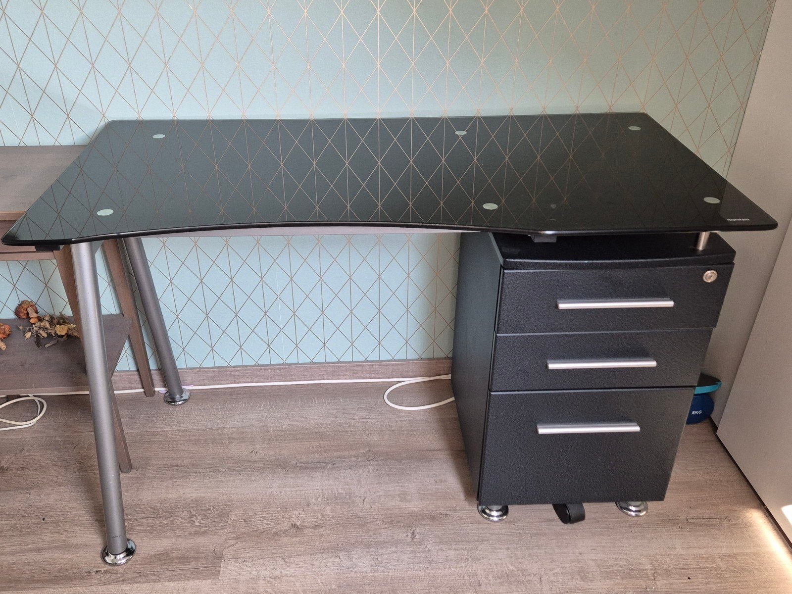 Staples bureau met glazen blad en ladeblok, Ophalen, Zo goed als nieuw, Zwart