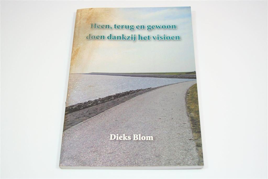 Heen, Terug en Gewoon Doen — Dieks Blom + Brief, Ophalen of Verzenden, Gelezen, Overige onderwerpen, Achtergrond en Informatie