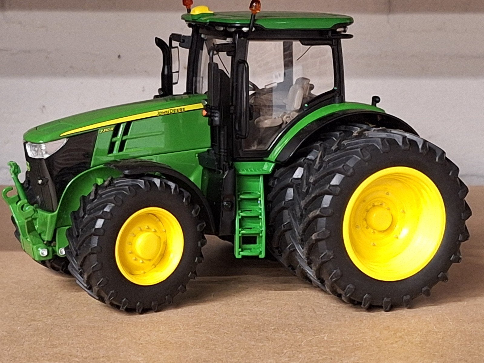 John Deere 7310R met Dubbellucht, Hobby en Vrije tijd, Overige merken, Wiking, Tractor of Landbouw, Ophalen of Verzenden