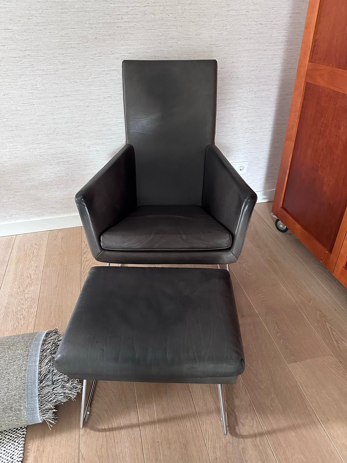 Design stoel met voetenbank - Don van Label, Huis en Inrichting, Fauteuils, Ophalen, Gebruikt, 50 tot 75 cm, Leer