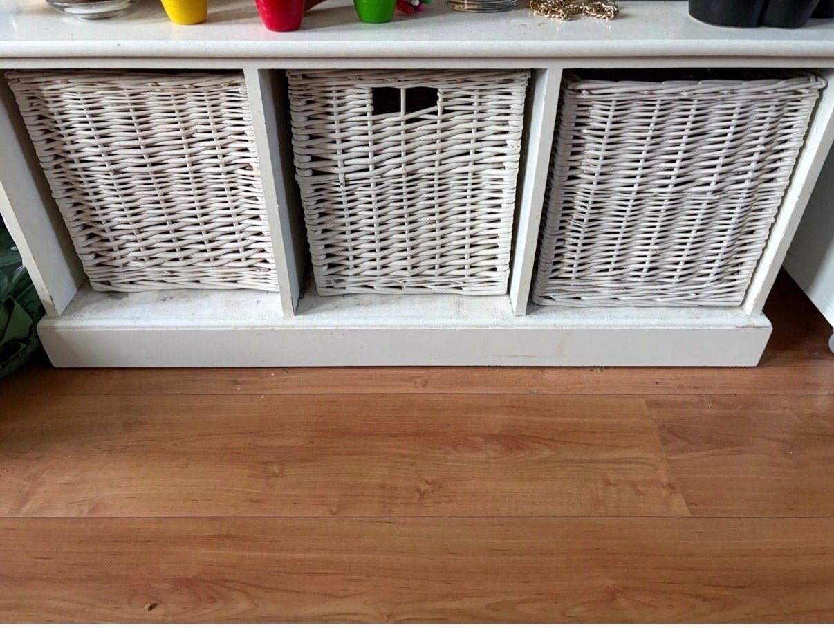 Wit houten kastje met rieten manden, Huis en Inrichting, Ophalen, 50 – 75, Gebruikt, 50 tot 100 cm