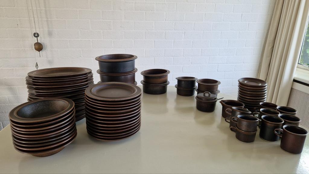 Arabia Ruska servies 81-delig met o.a. 14 dinerborden IZGST, Ophalen