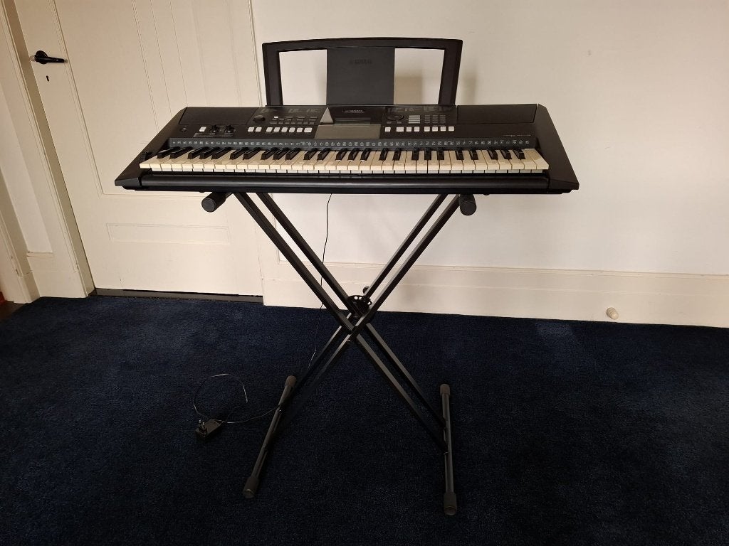 Yamaha keyboard PSR E423 +hoogteverstelbare standaard (zgan), Ophalen, 61 toetsen, Yamaha, Zo goed als nieuw