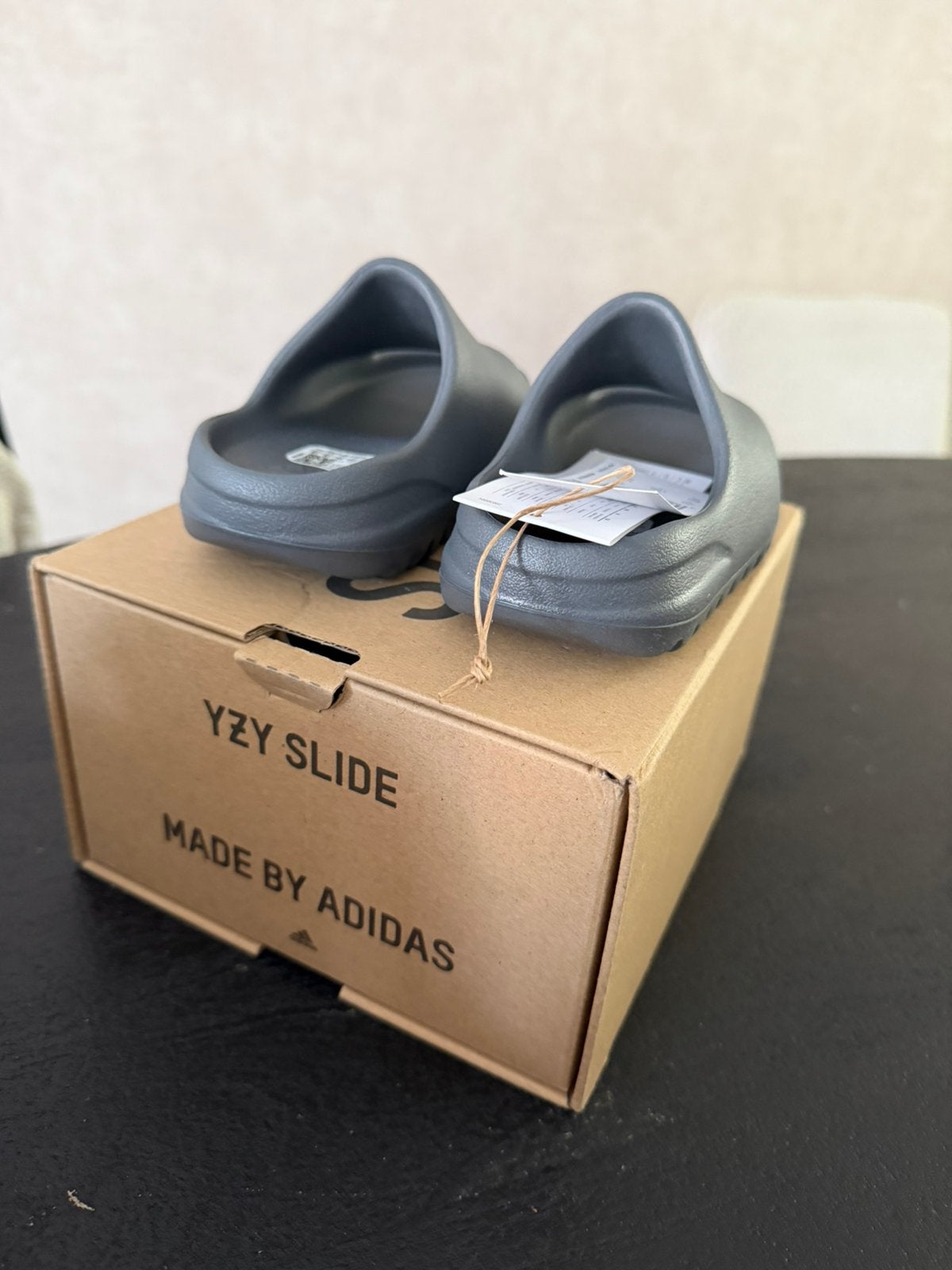 Nieuw yeezy slide maat 26, Ophalen of Verzenden, Zo goed als nieuw, Zwart