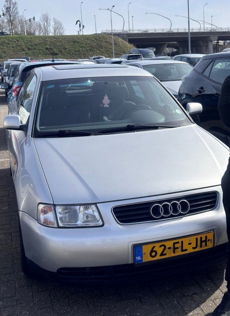 Audi A3 1.6 74KW AUT 5D 2000 Grijs, Auto's, Stof, 4 cilinders, 100 pk, 49 €/maand
