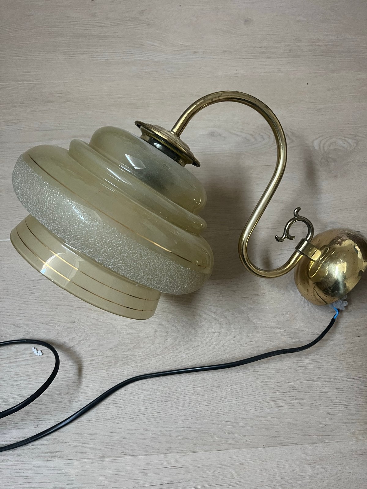 Vintage wandlamp lichtgroen glas met gouden details, Ophalen