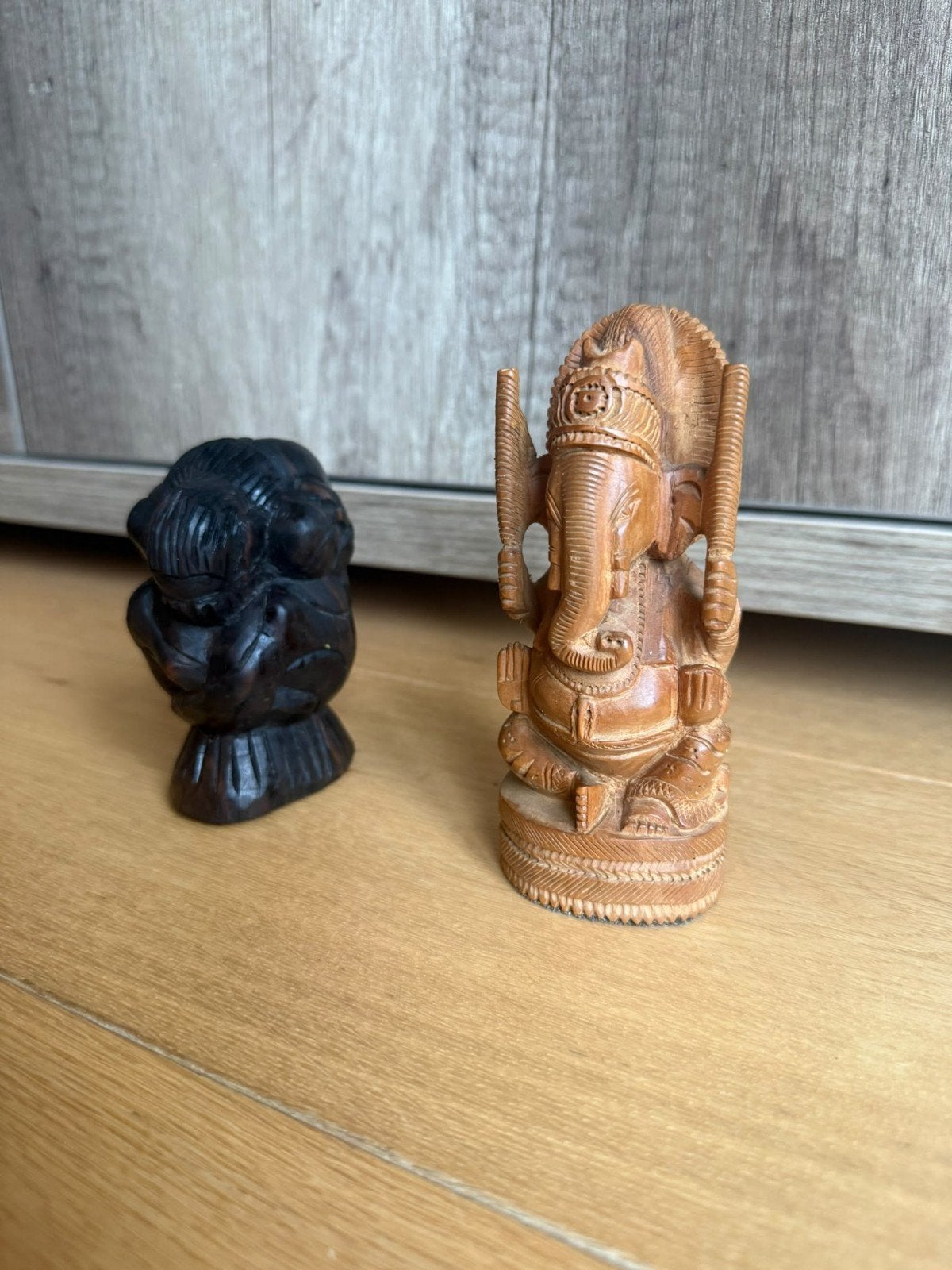 Twee handgesneden houten beelden: Ganesha en aap, Overige onderwerpen, Minder dan 20 cm, Ophalen of Verzenden, Handgemaakt