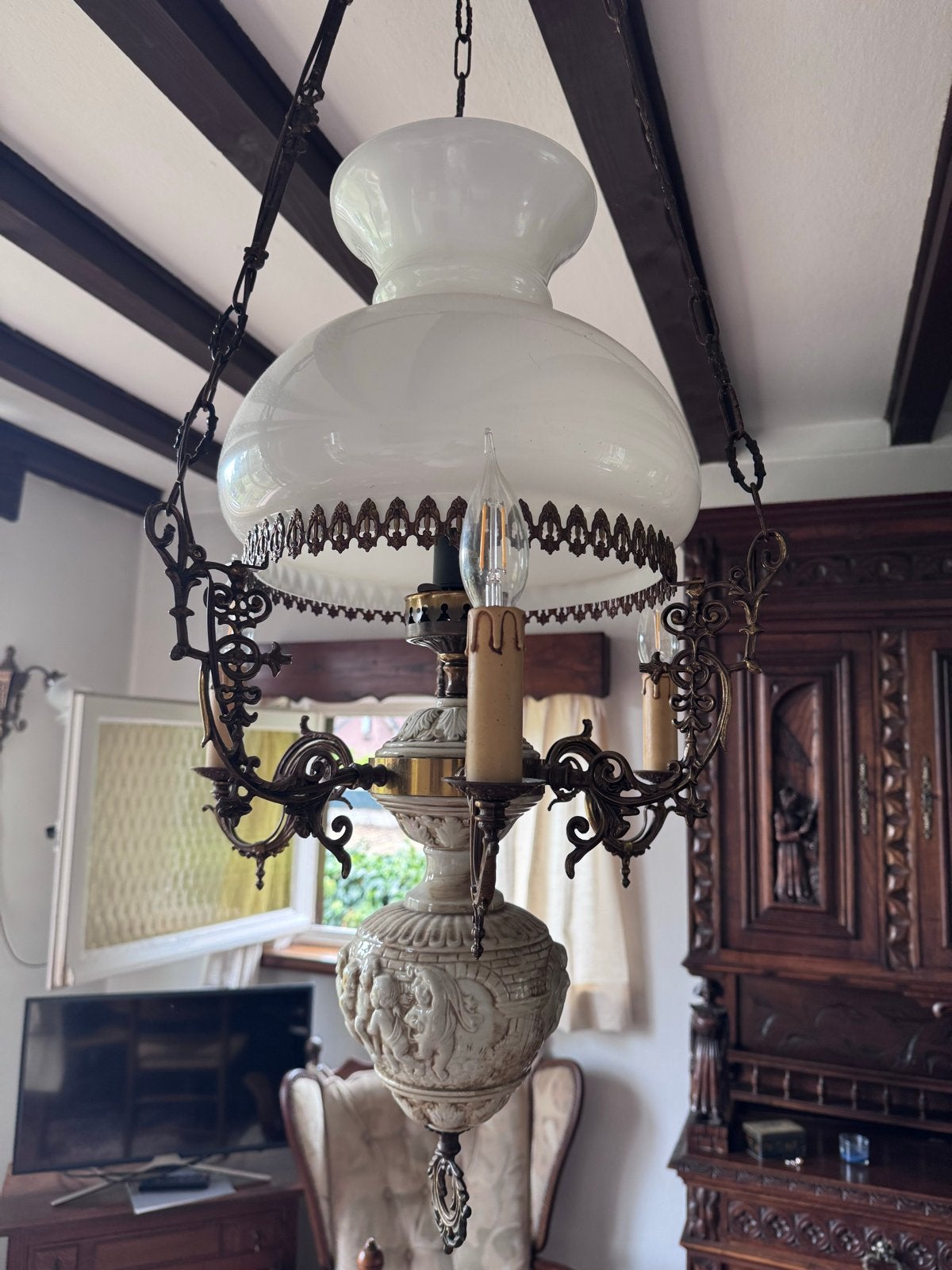 Antieke Hanglamp met Melkglas en Gedetailleerde Afwerking, Huis en Inrichting, Ophalen, Gebruikt, Metaal, E14 (klein)