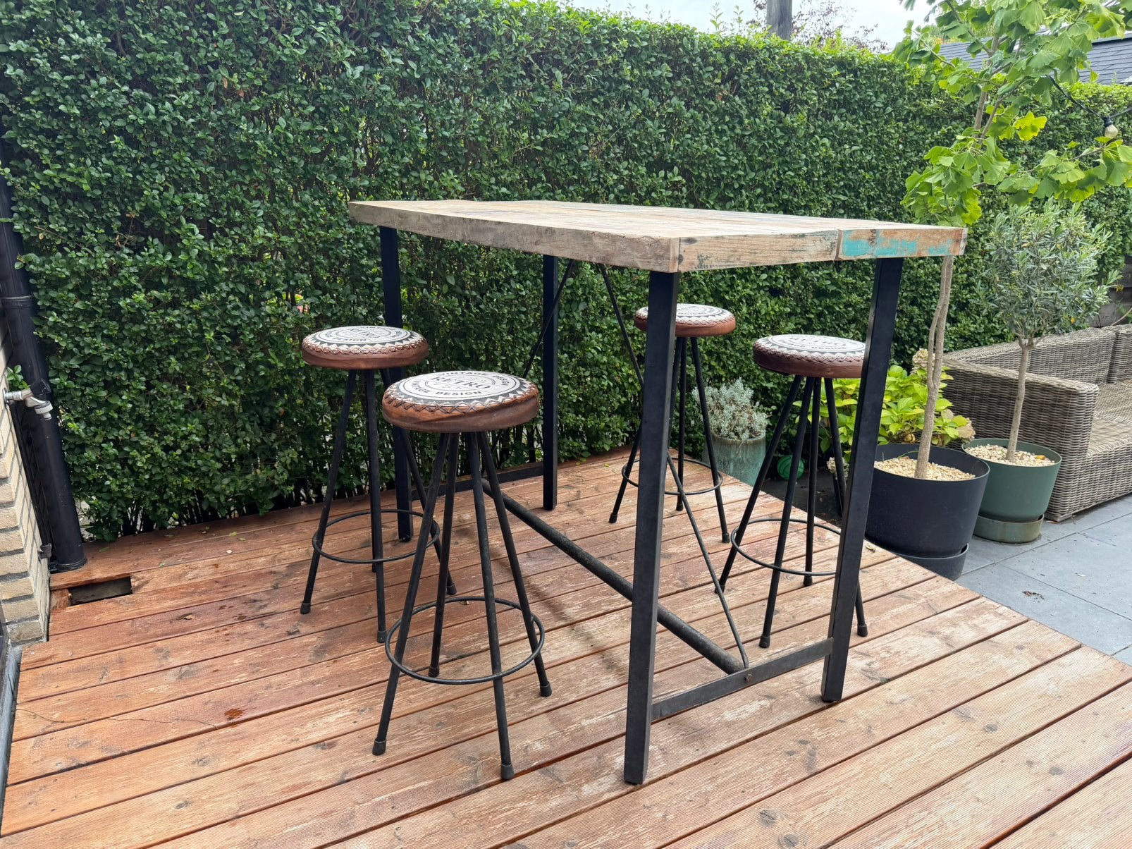 Retro bartafel met 4 industriële krukken vintage, Ophalen, Zo goed als nieuw