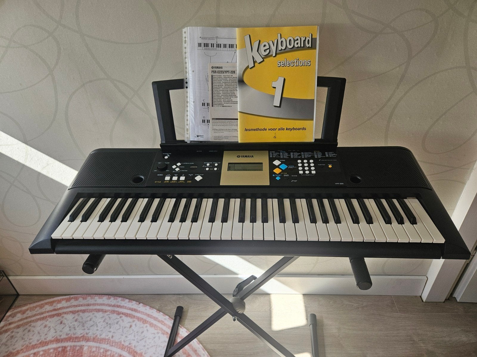 Yamaha YPT-220 Keyboard met standaard en lesboek, Muziek en Instrumenten, Ophalen