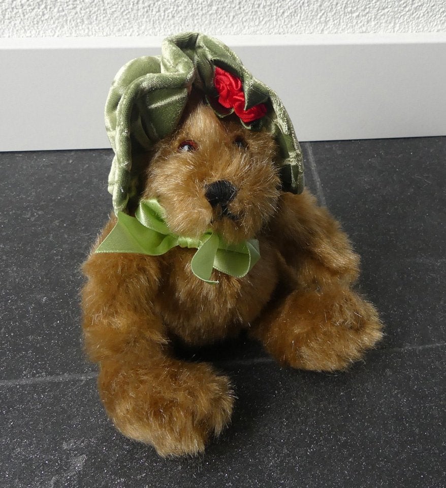 Berenknuffel teddybeer pluche beertje fluwelen hoed, Beer, Ophalen of Verzenden, Zo goed als nieuw, Klein (minder dan 20 cm)