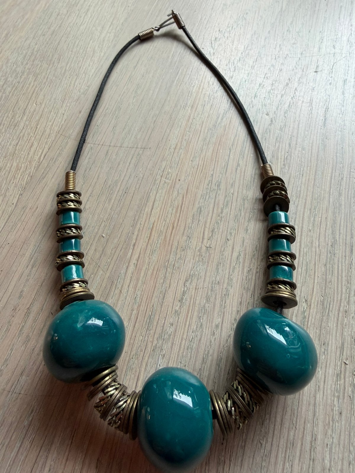 Korte ketting met grote keramiek kralen, Verzenden, Zo goed als nieuw, Overige materialen