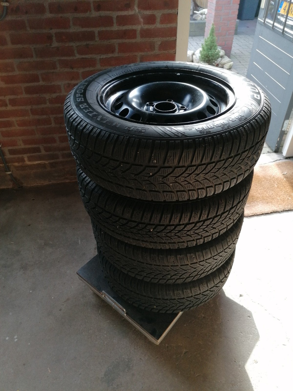 Dunlop Winter Sport 5 winterbanden op stalen velgen, Gebruikt, 15 inch, Banden en Velgen, Personenwagen