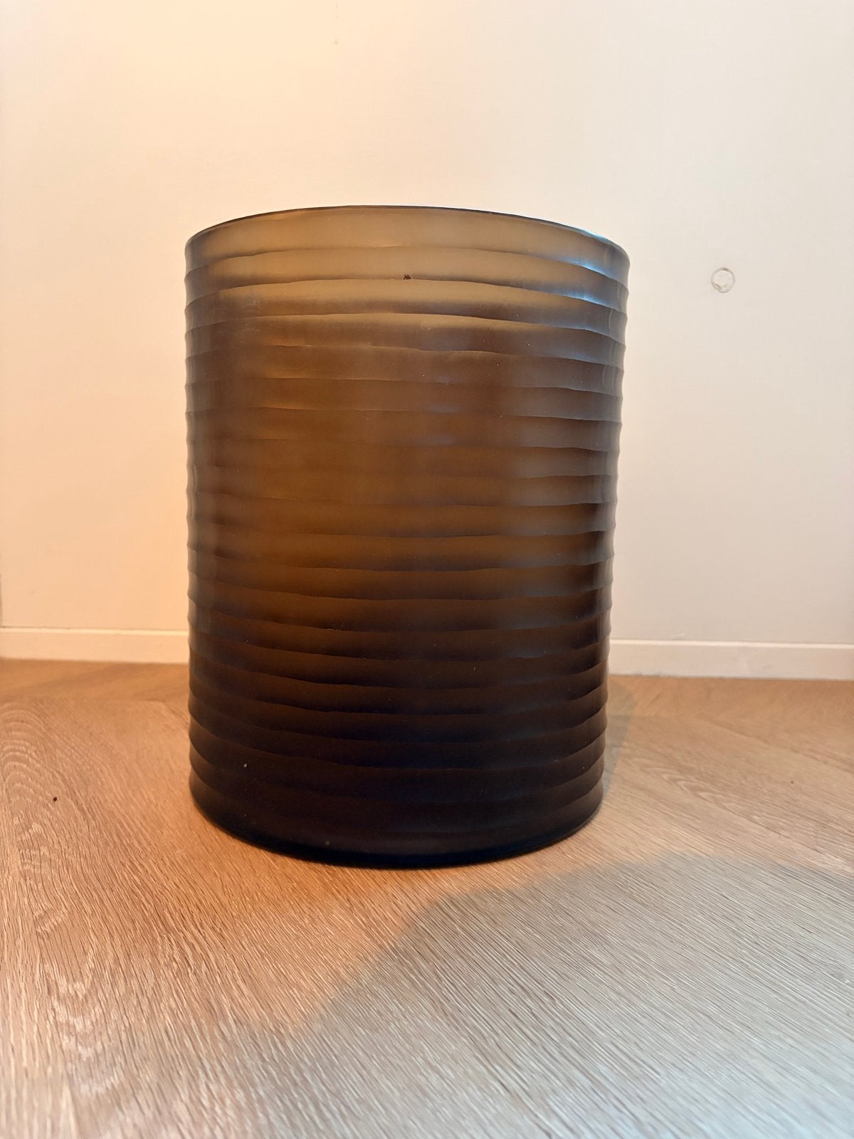 Eichholtz glazen vaas met ribbel reliëf, bruin, Bruin, Met patroon/structuur, Ophalen of Verzenden, Glas